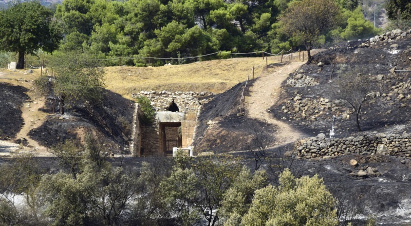 Read more about the article Μυκήνες: Η δασική πυρκαγιά πέρασε μέσα από τον αρχαιολογικό χώρο