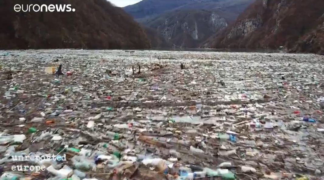 Read more about the article Ποτάμια γεμάτα σκουπίδια από παράνομες χωματερές μολύνουν τα δυτικά Βαλκάνια