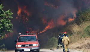 Μαίνεται η φωτιά στην Αχαΐα: Κάηκαν σπίτια, εκκενώθηκαν οικισμοί