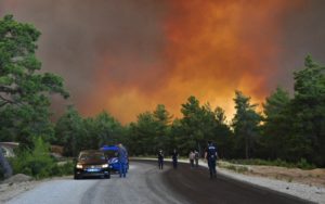 Τουρκία: Τρεις νεκροί, εκκενώσεις και καταστροφές από μεγάλη πυρκαγιά στην Αττάλεια