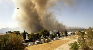 Μεγάλη πυρκαγιά στην Βαρυμπόμπη (live) – Μέτωπα σε Μεσσηνία, Λακωνία και Κω